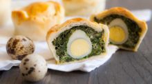 Пасхальные слоеные пирожки с яйцом и шпинатом